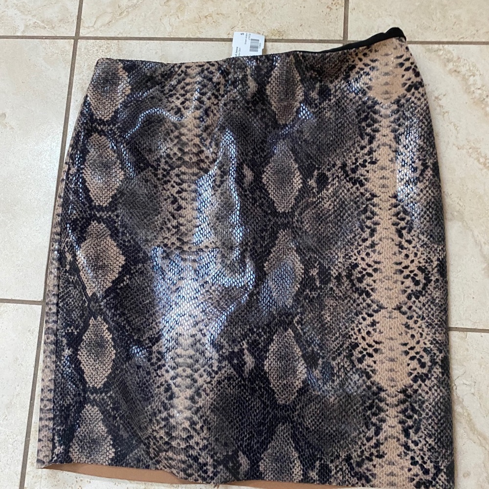 DO+BE snake leather like skirt  NWT. Will fit M